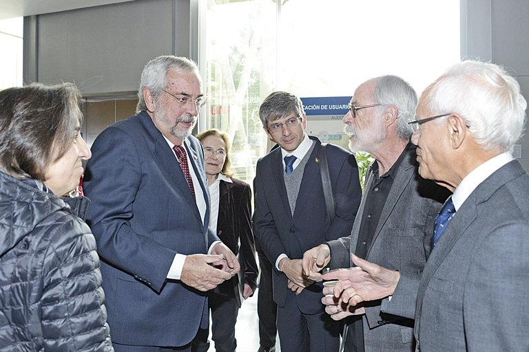 El rector Enrique Graue con académicos.