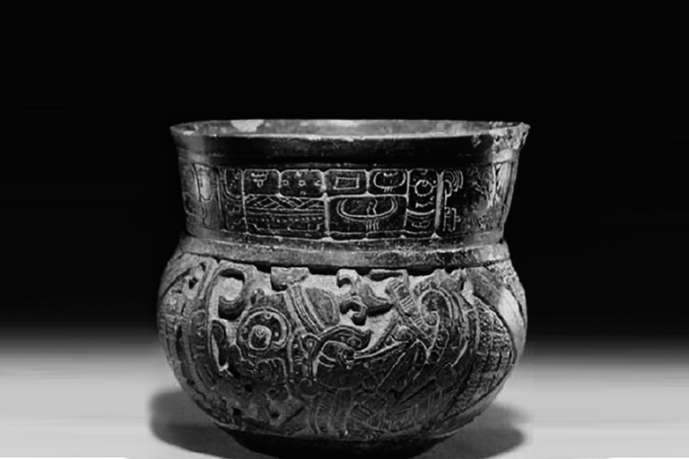Representación de sáak’ comiendo una planta de maíz. Vasija de cerámica incisa, K6998, estilo Chocholá, del clásico tardío ca. 600-900 d. C. Imágenes: cortesía de Fabio Flores.