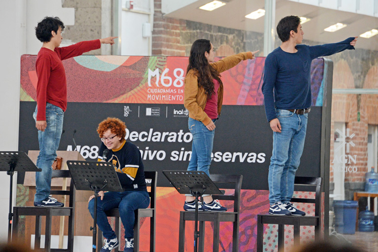 Performance de alumnos del CUT. Foto: Benjamín Chaires. 