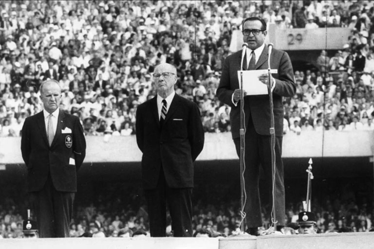Pedro Ramírez Vázquez y Avery Brundage en la inauguración de los Juegos Olímpícos.