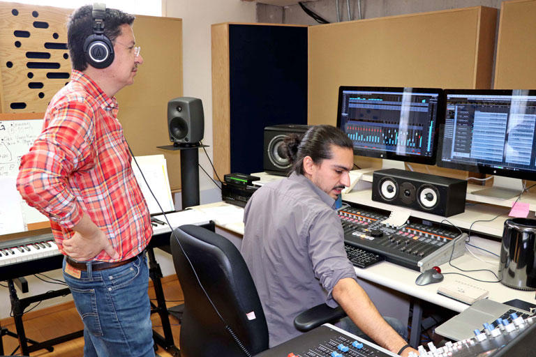 El galardonado (de pie) supervisa la edición de audios en el laboratorio. Foto: cortesía ENES Morelia.